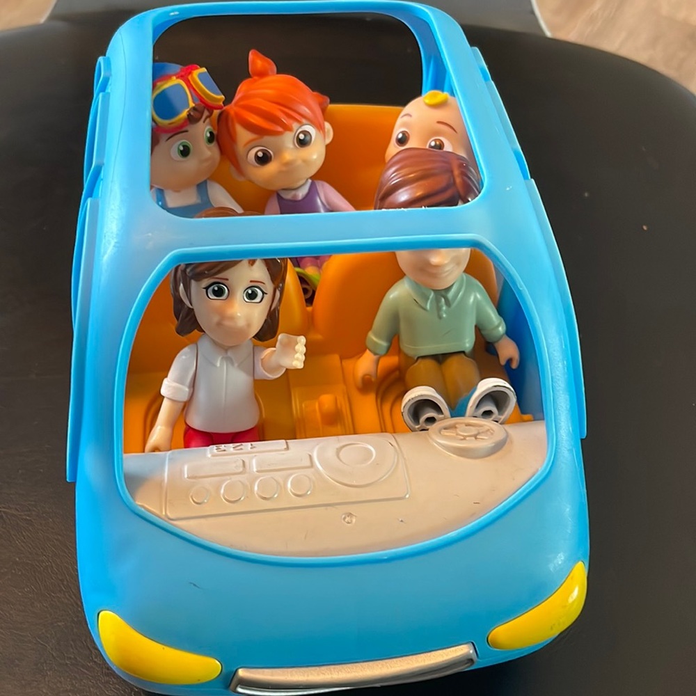 Cocomelon Deluxe Family Fun car with figurines (Mom,Dad, Tom Tom, YoYo & JJ)